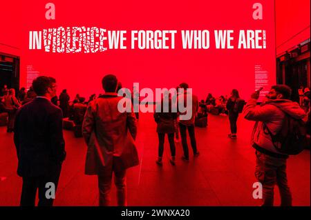 Londra, Regno Unito. 4 marzo 2024. Outernet Arts e Serpentine presentano l'opera d'arte digitale Silent Writings (2009/2024) dell'artista americana Barbara Kruger, che esplora il modo in cui comunichiamo e ci colleghiamo con eventi globali e tra di loro. È in mostra dal 4 marzo al 22 aprile 2024 ogni lunedì dalle 18:00 alle 21:00 presso l'Now Building, Centre Point. Si collega con la mostra dell'artista che pensa a te. Intendo me. Intendo te. A Serpentine South. Crediti: Guy Bell/Alamy Live News Foto Stock