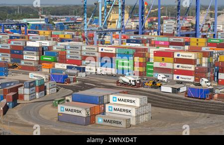 Puerto Quetzal, Guatemala - 19 gennaio 2024: Container impilati nel porto della città. Foto Stock