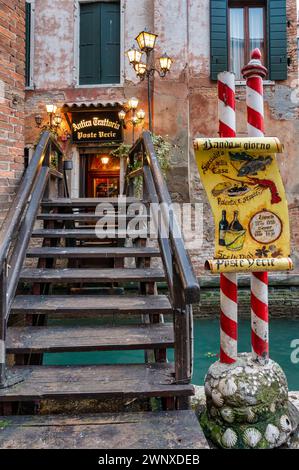 Venezia, Italia - 25 febbraio 2023: Ristorante Antica Trattoria Poste Vecie a Venezia. Foto Stock