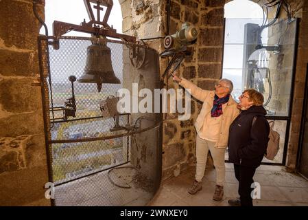 Turisti che guardano le campane del campanile di Santa Maria di Puigcerdà (Cerdanya, Girona, Catalogna, Spagna, Pirenei) Foto Stock