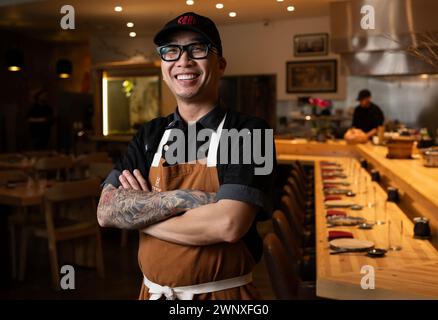 Sacramento, California, Stati Uniti. 1 marzo 2024. Chef Billy NGO, cofondatore, chef e partner di Kru cucina giapponese contemporanea, Fish Face Poke Bar e Healthy Hounds Kitchen all'interno di Kru cucina giapponese contemporanea venerdì 1 marzo 2024 a Sacramento. (Credit Image: © Paul Kitagaki Jr./ZUMA Press Wire) SOLO PER USO EDITORIALE! Non per USO commerciale! Foto Stock