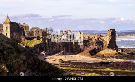 Splendida vista sul castello scozzese del XIII secolo nella storica cittadina di Fife a St Andrews, Scozia Foto Stock