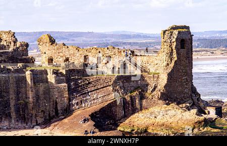 Splendida vista sul castello scozzese del XIII secolo nella storica cittadina di Fife a St Andrews, Scozia Foto Stock