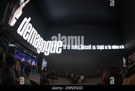 Outernet, The Now Building, Centre Point, Londra, Regno Unito. 4 marzo 2024. Serpentine e Outernet Arts presentano un'opera d'arte digitale Silent Writings, 2009/2024 dell'artista americana Barbara Kruger, che esplora come comunichiamo e ci colleghiamo con eventi globali e l'uno con l'altro. Gli scritti silenziosi saranno presentati gratuitamente ogni lunedì dal 4 marzo al 22 aprile, dalle 18.00 alle 21.00, presso i vasti 23.000 piedi quadrati di 16 schermi avvolgenti dell'Outernet. La collaborazione mira a ispirare e coinvolgere il pubblico con opere d'arte contemporanea gratuite e accessibili esposte nel più grande spazio espositivo digitale d'Europa. Crediti: Malcolm Park/Alamy Liv Foto Stock