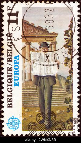 BELGIO - CIRCA 1983: Un francobollo stampato in Belgio dall'Europa. Il numero dei dipinti di Paul Delvaux mostra "l'uomo in strada" Foto Stock