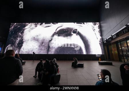 Outernet, The Now Building, Centre Point, Londra, Regno Unito. 4 marzo 2024. Serpentine e Outernet Arts presentano un'opera d'arte digitale Silent Writings, 2009/2024 dell'artista americana Barbara Kruger, che esplora come comunichiamo e ci colleghiamo con eventi globali e l'uno con l'altro. Gli scritti silenziosi saranno presentati gratuitamente ogni lunedì dal 4 marzo al 22 aprile, dalle 18.00 alle 21.00, presso i vasti 23.000 piedi quadrati di 16 schermi avvolgenti dell'Outernet. La collaborazione mira a ispirare e coinvolgere il pubblico con opere d'arte contemporanea gratuite e accessibili esposte nel più grande spazio espositivo digitale d'Europa. Crediti: Malcolm Park/Alamy Liv Foto Stock