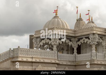 Londra, Regno Unito - 23 febbraio 2024 - il design architettonico esterno del tempio Neasden (BAPS Shri Swaminarayan Mandir) con sfondo cielo. Tempio indù Foto Stock