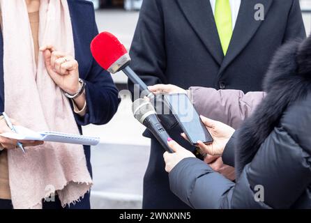 Conferenza stampa, media scrum o evento stampa. Concetto di pubbliche relazioni. Foto Stock