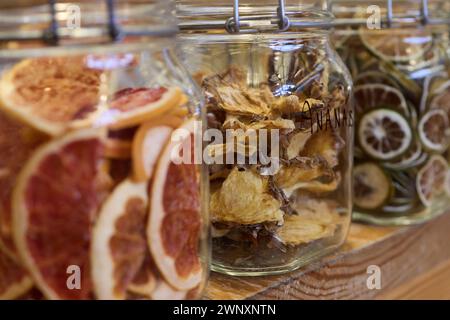 Barattoli in linea con frutta secca: Ananas, arancia e pompelmo Foto Stock