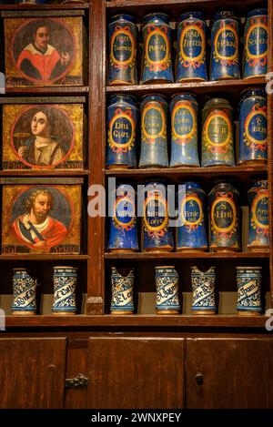 Museo municipale - farmacia Esteva, a Llívia, con la vecchia farmacia, una delle più antiche d'Europa (Cerdanya, Girona, Catalogna, Spagna, Pirenei) Foto Stock