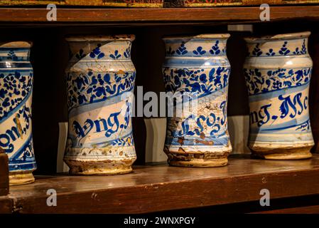 Museo municipale - farmacia Esteva, a Llívia, con la vecchia farmacia, una delle più antiche d'Europa (Cerdanya, Girona, Catalogna, Spagna, Pirenei) Foto Stock