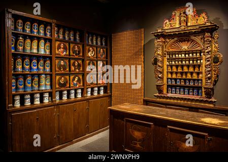 Museo municipale - farmacia Esteva, a Llívia, con la vecchia farmacia, una delle più antiche d'Europa (Cerdanya, Girona, Catalogna, Spagna, Pirenei) Foto Stock