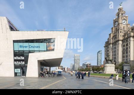 Liverpool, regno unito 16 gennaio 2024 Mersey Ferries Buildings sulla riva del fiume Mersey a Liverpool durante l'inverno a Liverpool Foto Stock