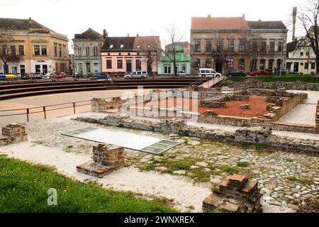 Sremska Mitrovica, Serbia, 16 marzo 2023 piazza storica Zitni trg. Antichi edifici multicolori e scavi di epoca romana. Culturale Foto Stock