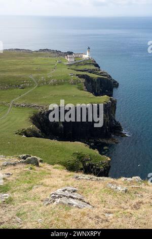 Neist Point su Skye, faro su una scogliera oceanica. Foto di alta qualità Foto Stock