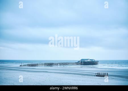 Edificio su palafitte nel Mare del Nord in Germania. Foto di alta qualità Foto Stock