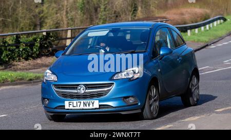 Milton Keynes, Regno Unito - 4 marzo 2024: 2017 auto blu Vauxhall corsa che guida su una strada inglese Foto Stock