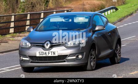 Milton Keynes, UK-4 marzo 2024: 2014 Renault Megane che guida su una strada inglese Foto Stock