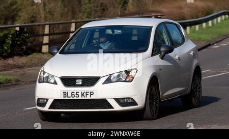 Milton Keynes, UK-4 marzo 2024: 2016 Seat Ibiza bianca che guida su una strada inglese Foto Stock