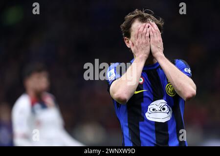 Milano, Italia. 4 marzo 2024. Federico Dimarco del FC Internazionale sembra sfigurato durante la partita di serie A tra FC Internazionale e Genoa CFC allo Stadio Giuseppe Meazza il 4 marzo 2024 a Milano. Crediti: Marco Canoniero/Alamy Live News Foto Stock