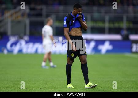 Milano, Italia. 4 marzo 2024. Denzel Dumfries del FC Internazionale guarda durante la partita di serie A tra FC Internazionale e Genoa CFC allo Stadio Giuseppe Meazza il 4 marzo 2024 a Milano. Crediti: Marco Canoniero/Alamy Live News Foto Stock