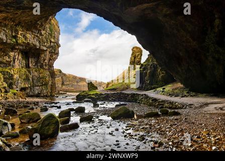 La grotta Smoo, sulla costa più settentrionale della Scozia, si trova a est di Durness nel distretto di Sutherland, appena fuori dalla A838 Road, Regno Unito Foto Stock