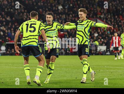 Bramall Lane, Sheffield, Regno Unito. 4 marzo 2024. Premier League Football, Sheffield United contro Arsenal; Gabriel Martinelli dell'Arsenal festeggia con Martin Odegaard e Jakub Kiwior, compagni di squadra, dopo aver segnato il terzo gol della sua squadra in 15° minuto, ottenendo il punteggio 0-3 Credit: Action Plus Sports/Alamy Live News Foto Stock