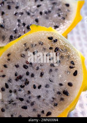 Il frutto del drago di Miele di Frieda, conosciuto anche come Pitaya, è il frutto del drago più dolce che ci sia! Foto Stock