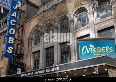 Bernard B. Jacobs Theatre Marquee con "The Outsiders" a Times Square, New York City, USA 2024 Foto Stock