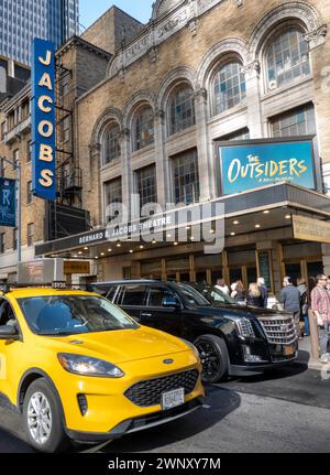 Bernard B. Jacobs Theatre Marquee con "The Outsiders" a Times Square, New York City, USA 2024 Foto Stock