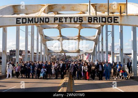 Selma, Stati Uniti d'America. 3 marzo 2024. Selma, Stati Uniti d'America. 3 marzo 2024. Il vicepresidente degli Stati Uniti Kamala Harris, a sinistra, si unisce agli attivisti per i diritti civili in una passeggiata simbolica attraverso il ponte Edmund Pettus per commemorare il 59° anniversario della Bloody Sunday, 3 marzo 2024, a Selma, Alabama. Credito: White House Handout/White House Photo/Alamy Live News Foto Stock