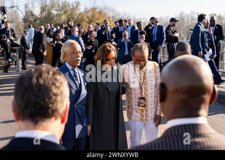 Selma, Stati Uniti d'America. 3 marzo 2024. Selma, Stati Uniti d'America. 3 marzo 2024. Il Vice Presidente degli Stati Uniti Kamala Harris, al centro, si trova con il Rev. Al Sharpton, attivisti per i diritti civili, a sinistra, prima di fare una passeggiata simbolica attraverso il ponte Edmund Pettus per commemorare il 59° anniversario della Bloody Sunday Voting Rights march, 3 marzo 2024, a Selma, Alabama. Credito: White House Handout/White House Photo/Alamy Live News Foto Stock