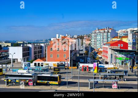Vista dall'alto dello skyline cittadino di Lisbona, Portogallo Foto Stock