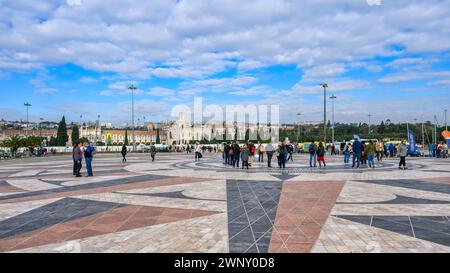 Turisti nella piazza del Monumento delle scoperte, LISBONA, PORTOGALLO Foto Stock