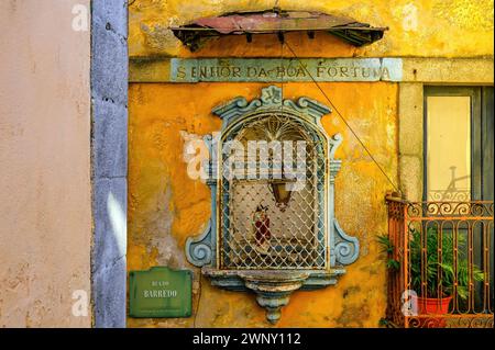 Altare a finestra religiosa in una strada stretta, Senhor da Boa fortuna, PORTO, PORTOGALLO Foto Stock