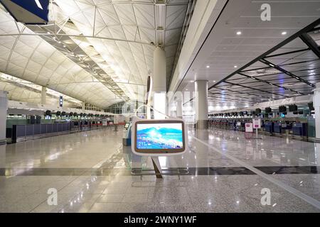 HONG KONG, CINA - 4 DICEMBRE 2023: Chiosco informativo interattivo area check-in nell'Aeroporto Internazionale di Hong Kong. Foto Stock