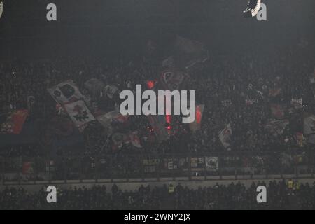 Milano, Italia. 4 febbraio 2024. Tifosi del Genoa CFC durante la partita di calcio di serie A tra Inter FC Internazionale e Genoa CFC il 4 marzo 2024 allo stadio Giuseppe Meazza San Siro Siro di Milano. Foto Tiziano Ballabio credito: Tiziano Ballabio/Alamy Live News Foto Stock