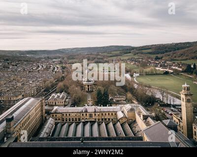 Vista aerea di Salts Mill, Saltaire, vecchia fabbrica tessile vittoriana a Bradford Foto Stock