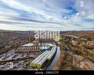 Vista aerea di Salts Mill, Saltaire, vecchia fabbrica tessile vittoriana a Bradford Foto Stock