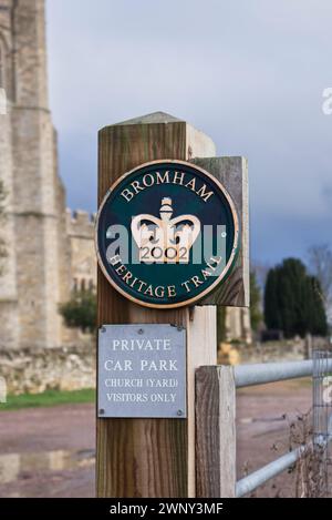 Insegna del Bromham Heritage Trail fuori dalla chiesa di St Owen a Bromham, Bedfordshire Foto Stock