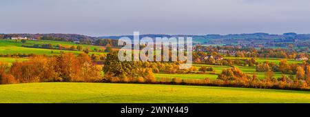 Un'ampia foto panoramica 3:1 scattata in autunno e i colori autunnali catturano la prima luce della giornata nel profondo sud del Limburgo, al confine con la N Foto Stock