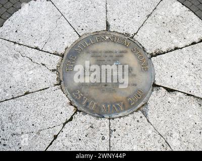 La Millennium Stone su New Bond Street nel centro di Weymouth, che fu posata per commemorare l'apertura di New Bond Street il 25 maggio 2000. Foto Stock