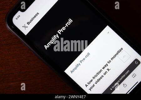 Vancouver, CANADA - febbraio 28 2024: Pagina web "amplify Pre-roll" dal sito Web X Business (X app) visualizzata sullo schermo di un iPhone Foto Stock
