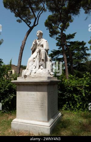 Statua del poeta britannico Lord Byron nel parco vicino a Villa Borghese a Roma. Foto Stock