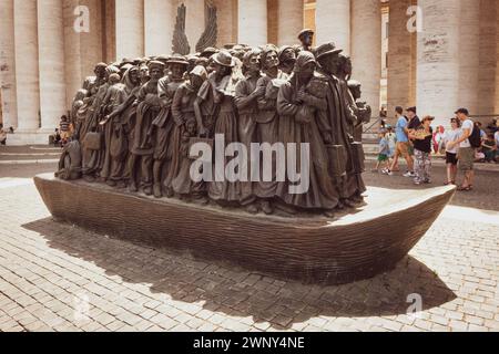 L'opera d'arte "Angeli sconosciuti" che raffigura un gruppo di rifugiati su una barca è l'ultima opera d'arte a St Piazza Pietro nel Vatikan di Roma Foto Stock