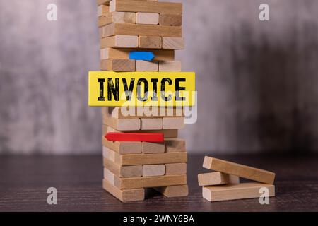 Fatture parola scritta sul blocco di legno. Fatture testo sul tavolo in legno per il desing, concetto. Foto Stock