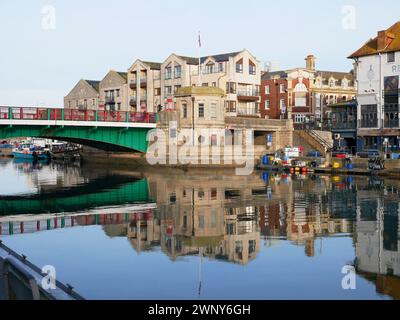 Weymouth Town Bridge sul fiume Wey al porto di Weymouth nel Dorset, Inghilterra. Il ponte è di tipo bascule di sollevamento. Foto Stock