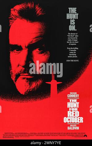 The Hunt for Red October (1984) diretto da John McTiernan e interpretato da Sean Connery, Alec Baldwin e Scott Glenn. Nel novembre 1984, il miglior capitano di sottomarino dell'Unione Sovietica viola gli ordini e si dirige verso gli Stati Uniti in un nuovo sottomarino non rilevabile. La CIA e l’esercito americano devono determinare rapidamente: Sta cercando di disertare o di iniziare una guerra? Fotografia di un poster originale da 1984 US a un foglio. ***SOLO PER USO EDITORIALE*** credito: BFA / Paramount Pictures Foto Stock