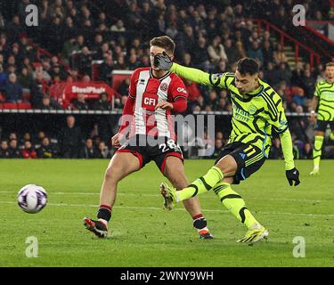 Bramall Lane, Sheffield, Regno Unito. 4 marzo 2024. Premier League Football, Sheffield United contro Arsenal; Gabriel Martinelli dell'Arsenal segna il terzo gol della sua squadra al 15° minuto, arrivando a 0-3 nonostante le attenzioni di James McAtee Credit: Action Plus Sports/Alamy Live News dello Sheffield United Foto Stock