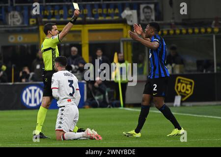 Milano, Italia. 4 febbraio 2024. L'arbitro Giovanni Ayroldi mostra il cartellino giallo al Denzel Dumfries dell'Inter durante la partita di calcio di serie A italiana tra Inter FC Internazionale e Genoa CFC il 4 marzo 2024 allo stadio Giuseppe Meazza San Siro Siro di Milano. Foto Tiziano Ballabio credito: Tiziano Ballabio/Alamy Live News Foto Stock